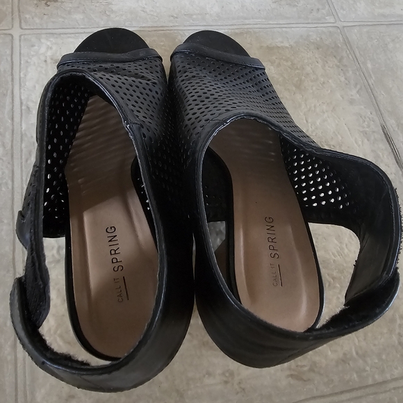 Call it Spring Velcro Wedges - Picture 3 of 4